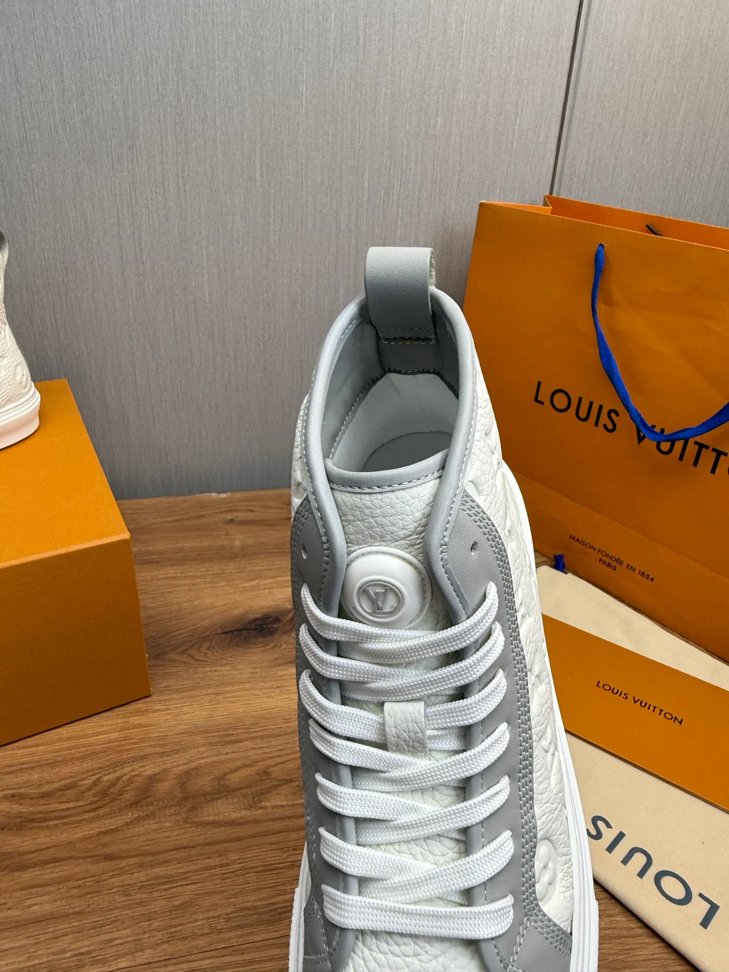 Men's shoes 💰840💰 LOUIS VUITTON [Luden Yiwei] The new trendy Lv is on the market 🎁, casual and fashionable men's shoes 👟 1:1 shipment ⬆️The upper is made of imported cowhide + cowhide mesh lining, the original wear-resistant rubber outsole, the version is simple and elegant, exclusive for trendy men. 38-45 (38.45 is non-refundable if made to order)